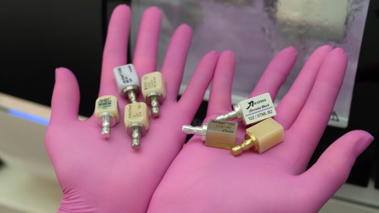 Ceramică, zirconiu sau compozit? Ghidul complet al materialelor dentare din protetica modernă